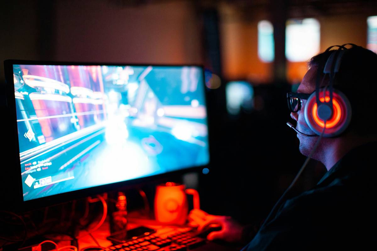 Gamer using comfort aid pillow ergonomic to improve posture during intense session